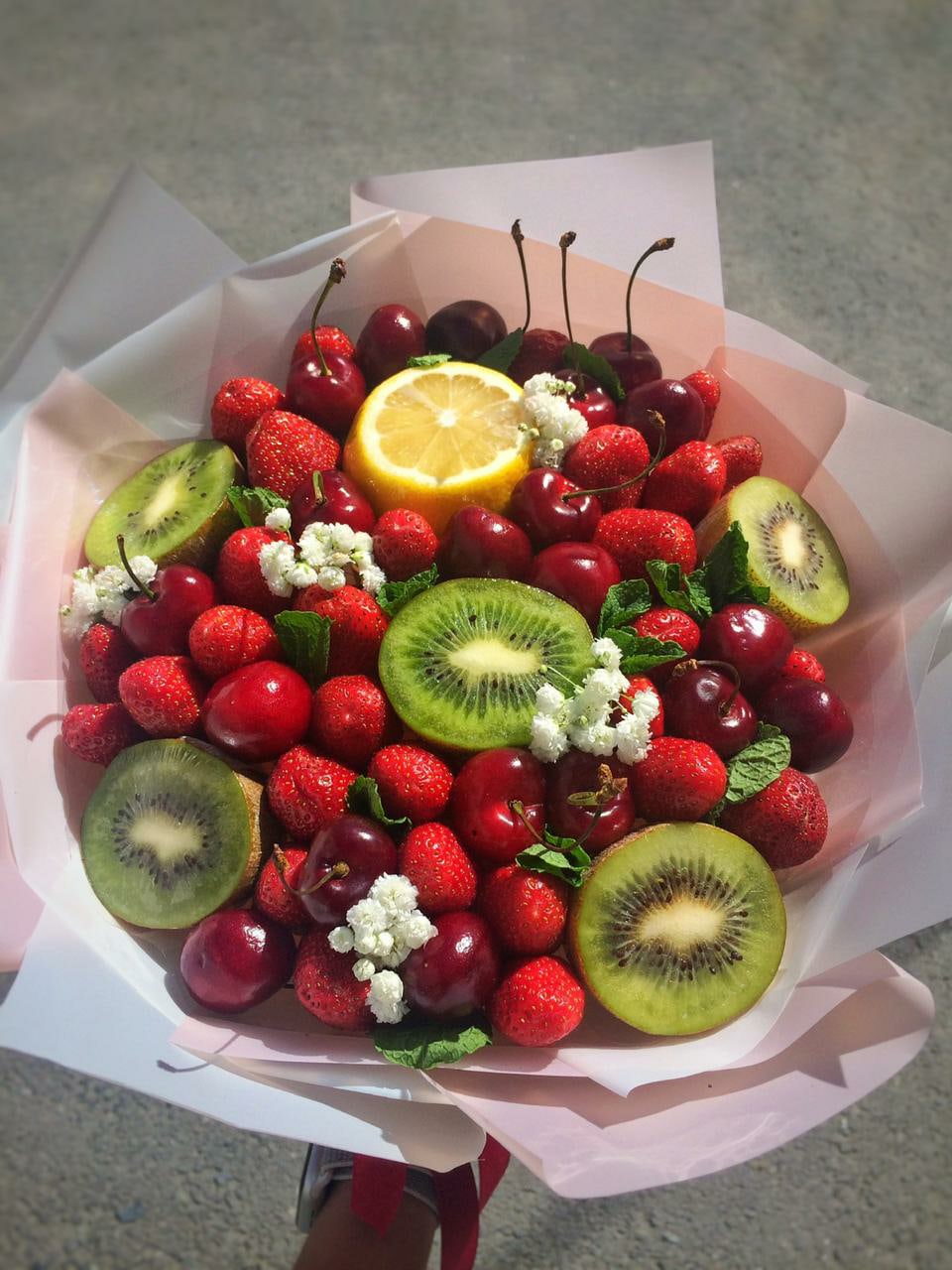 Sedobnyj-buket-2.-Buket-iz-fruktov.-Klubnika-kivi-vishnya.jpg
